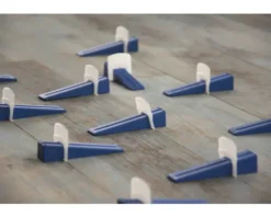 Akkit Nivelliersystem Starterset mit 100 Keile, 100 Zuglaschen und Zange 1,5 mm Fugenabstand und Fliesenstärke 3-12 mm