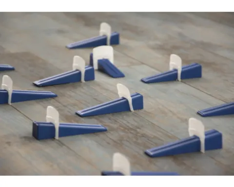 Akkit Nivelliersystem Starterset mit 100 Keile, 100 Zuglaschen und Zange 1,5 mm Fugenabstand und Fliesenstärke 3-12 mm