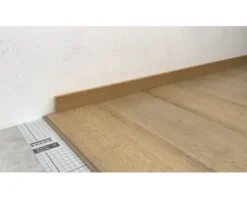 Laminat-Set 6qm Elva Eiche Honig EL2096 Landhausdiele 1292 x 193 x 8 mm bestehend aus Laminat, Sockelleisten und Trittschalldämmung