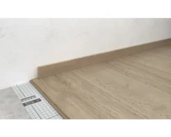 Laminat-Set 6qm Elva Eiche Natur EL2082 Landhausdiele 1292 x 193 x 8 mm bestehend aus Laminat, Sockelleisten und Trittschalldämmung