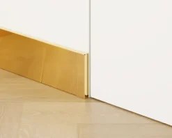 Rechtes, modulbares Außeneck FCEP für FC-Stahl-Sockelleisten 12 mm x 30 mm x 100 mm - goldener spiegel