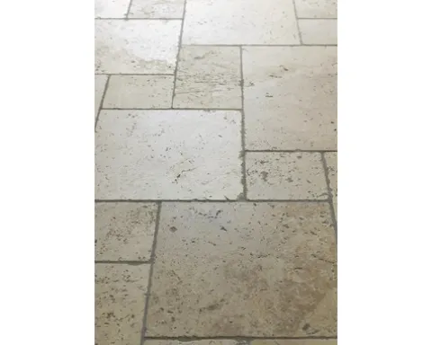 Travertin Bodenfliese Bari römischer Verband 1,2 cm Oberfläche und Kanten getrommelt