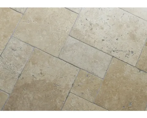 Travertin Bodenfliese Bari römischer Verband 1,2 cm Oberfläche und Kanten getrommelt