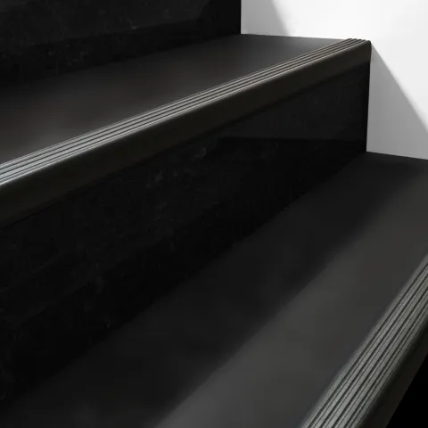 Treppenkantenprofil Selbstklebend 50x42 mm - Treppenprofil PVC für Treppenstufen, Treppenkantenschutz mit Rillen - 70 cm, Schwarz-Silber